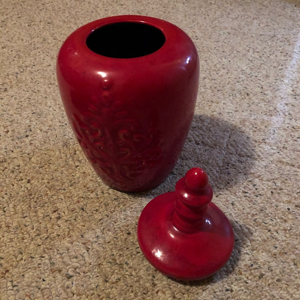 Vase with lid